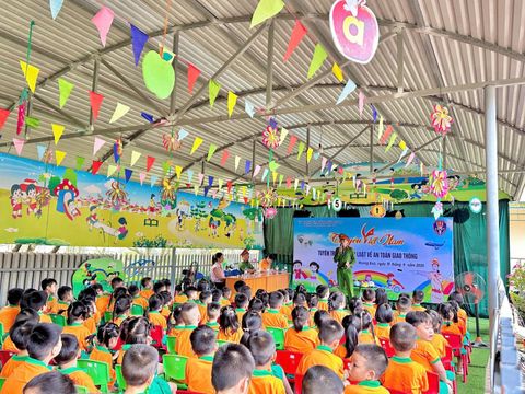 HOẠT ĐỘNG “TÔI YÊU VIỆT NAM- TUYÊN TRUYỀN PHÁP LUẬT VỀ AN TOÀN GIAO THÔNG TRƯỜNG MẦM NON NOONG BUA