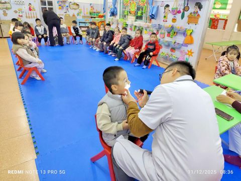TRƯỜNG MẦM NON NOONG BUA PHỐI HỢP VỚI TRẠM Y TẾ PHƯỜNG MƯỜNG THANH TỔ CHỨC KHÁM SỨC KHỎE ĐỊNH KỲ CHO TRẺ