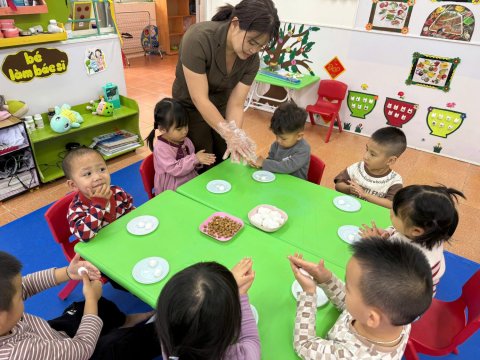 Ảnh hoạt động: RỘN RÀNG TRẢI NGHIỆM LÀM BÁNH CHÀO MỪNG NGÀY 8/3 CỦA CÁC BÉ TRƯỜNG MẦM NON NOONG BUA