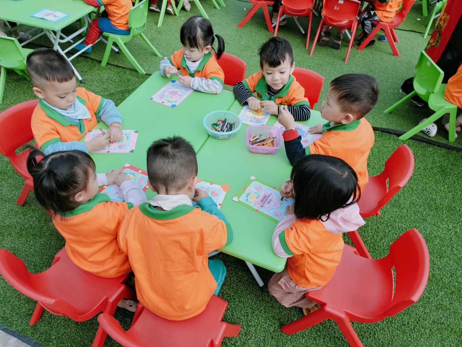Ảnh trong bài: HOẠT ĐỘNG TRẢI NGHIỆM "LÀM QUÀ TẶNG CÔ GIÁO" NHÂN NGÀY 20-11 CỦA CÁC BÉ TRƯỜNG MẦM NON NOONG BUA