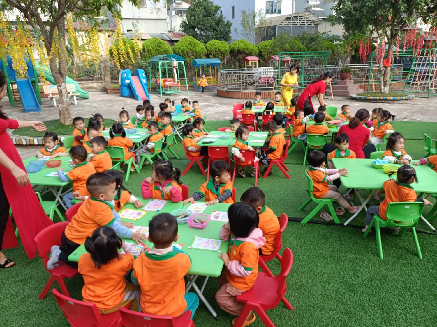 Ảnh trong bài: HOẠT ĐỘNG TRẢI NGHIỆM "LÀM QUÀ TẶNG CÔ GIÁO" NHÂN NGÀY 20-11 CỦA CÁC BÉ TRƯỜNG MẦM NON NOONG BUA