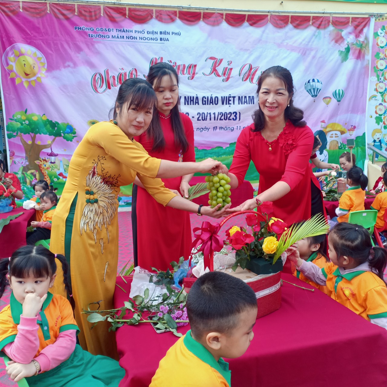 Ảnh trong bài: HOẠT ĐỘNG TRẢI NGHIỆM "LÀM QUÀ TẶNG CÔ GIÁO" NHÂN NGÀY 20-11 CỦA CÁC BÉ TRƯỜNG MẦM NON NOONG BUA