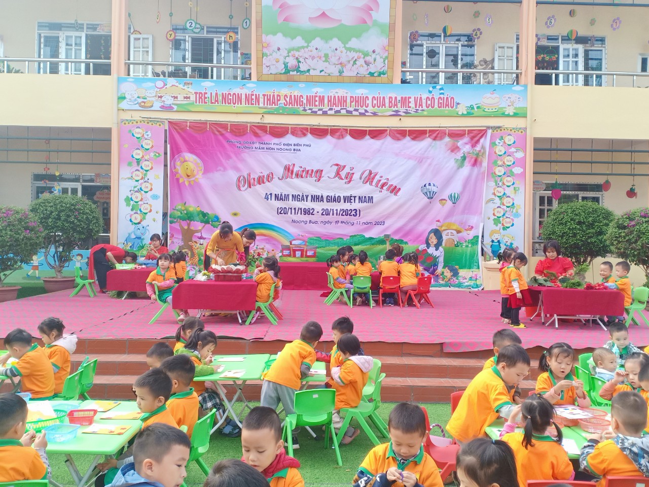 Ảnh trong bài: HOẠT ĐỘNG TRẢI NGHIỆM "LÀM QUÀ TẶNG CÔ GIÁO" NHÂN NGÀY 20-11 CỦA CÁC BÉ TRƯỜNG MẦM NON NOONG BUA