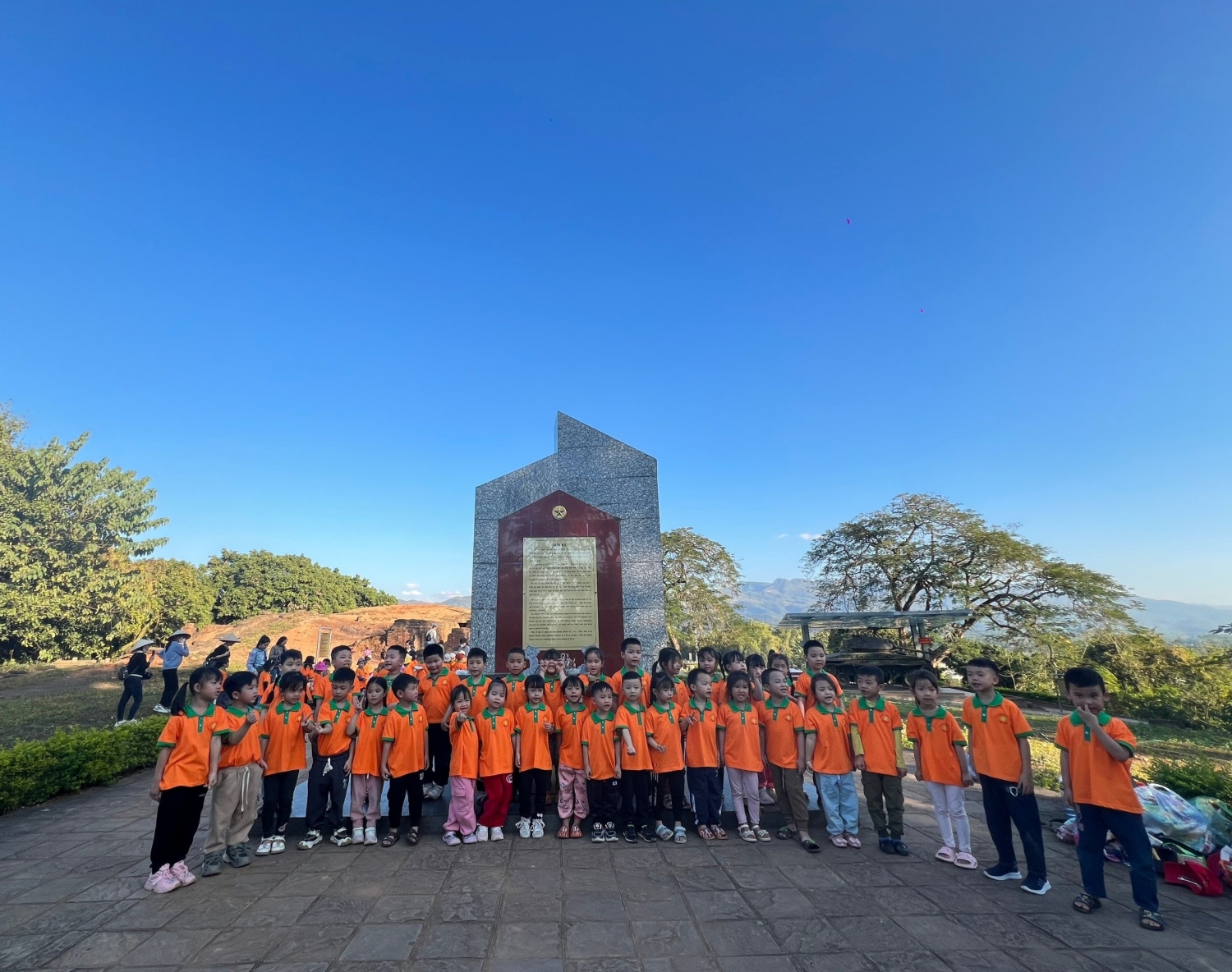 Ảnh trong bài: TRƯỜNG MẦM NON NOONG BUA TỔ CHỨC CHO CÁC BÉ THĂM VIẾNG NGHĨA TRANG LIỆT SỸ A1 VÀ THAM QUAN DI TÍCH LỊCH SỬ ĐỒI A1