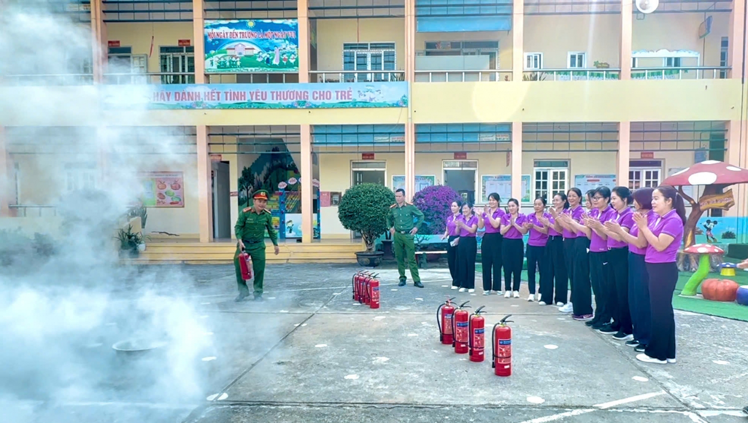 Ảnh trong bài: TẬP HUẤN CÔNG TÁC PHÒNG CHÁY CHỮA CHÁY TẠI TRƯỜNG MẦM NON NOONG BUA, NĂM HỌC 2024 - 2025