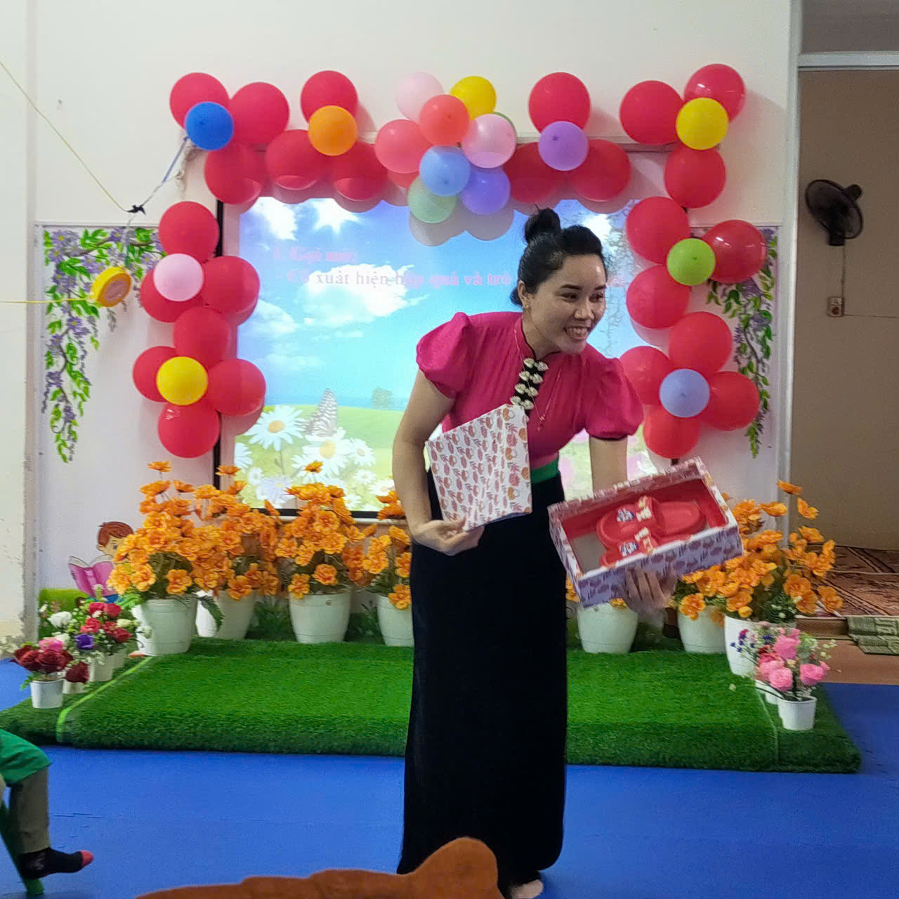 Ảnh trong bài: TRƯỜNG MẦM NON NOONG BUA TỔ CHỨC CÁC HOẠT ĐỘNG DỰ GIỜ DẠY MẪU CHO ĐOÀN SINH VIÊN THỰC TẬP SƯ PHẠM