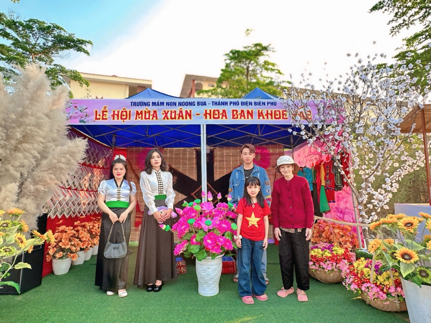 Ảnh trong bài: TRƯỜNG MẦM NON NOONG BUA CHUNG TAY ĐỂ LỄ HỘI HOA BAN ĐIỆN BIÊN THÊM PHẦN RỰC RỠ
