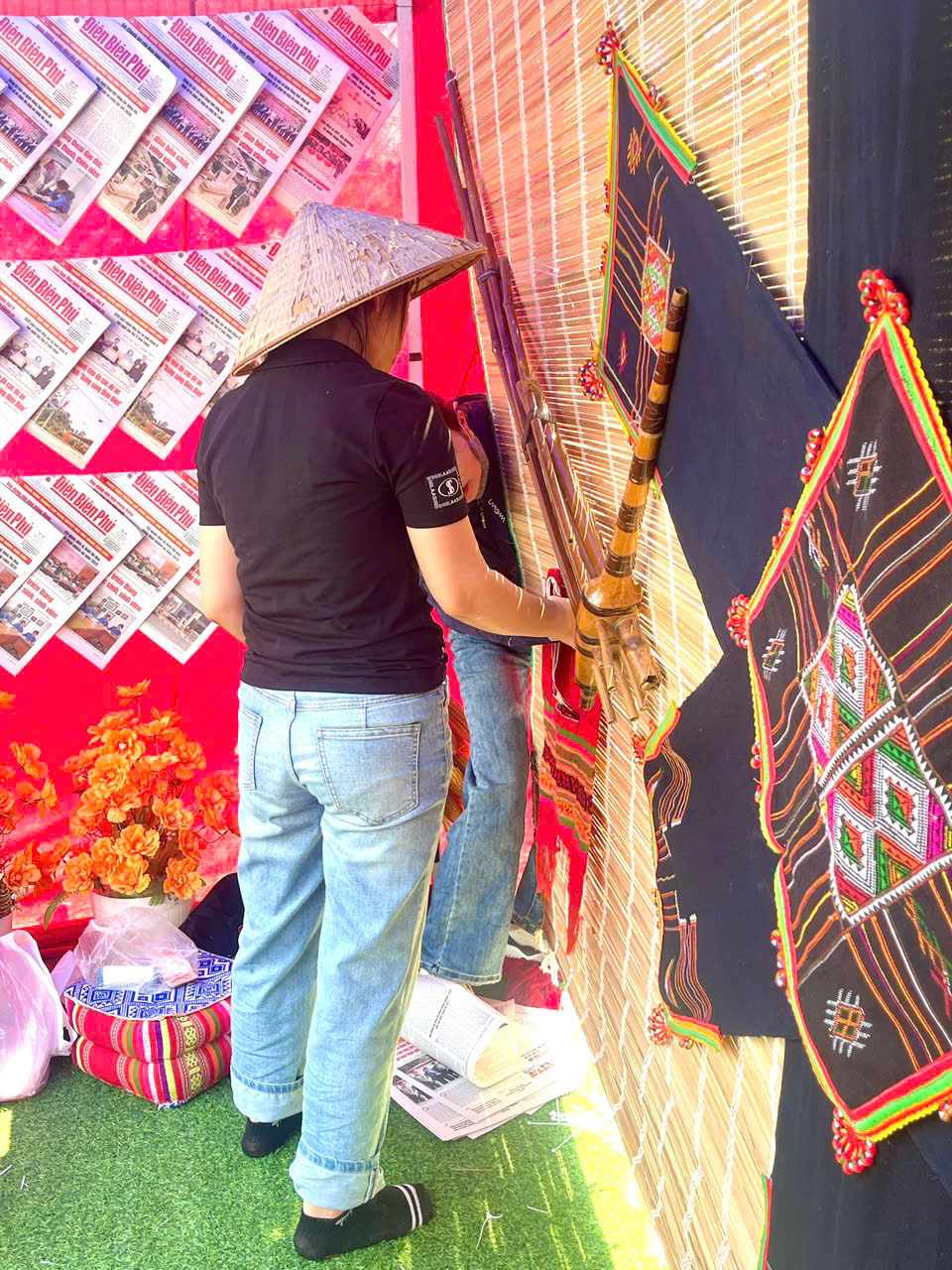 Ảnh trong bài: TRƯỜNG MẦM NON NOONG BUA CHUNG TAY ĐỂ LỄ HỘI HOA BAN ĐIỆN BIÊN THÊM PHẦN RỰC RỠ