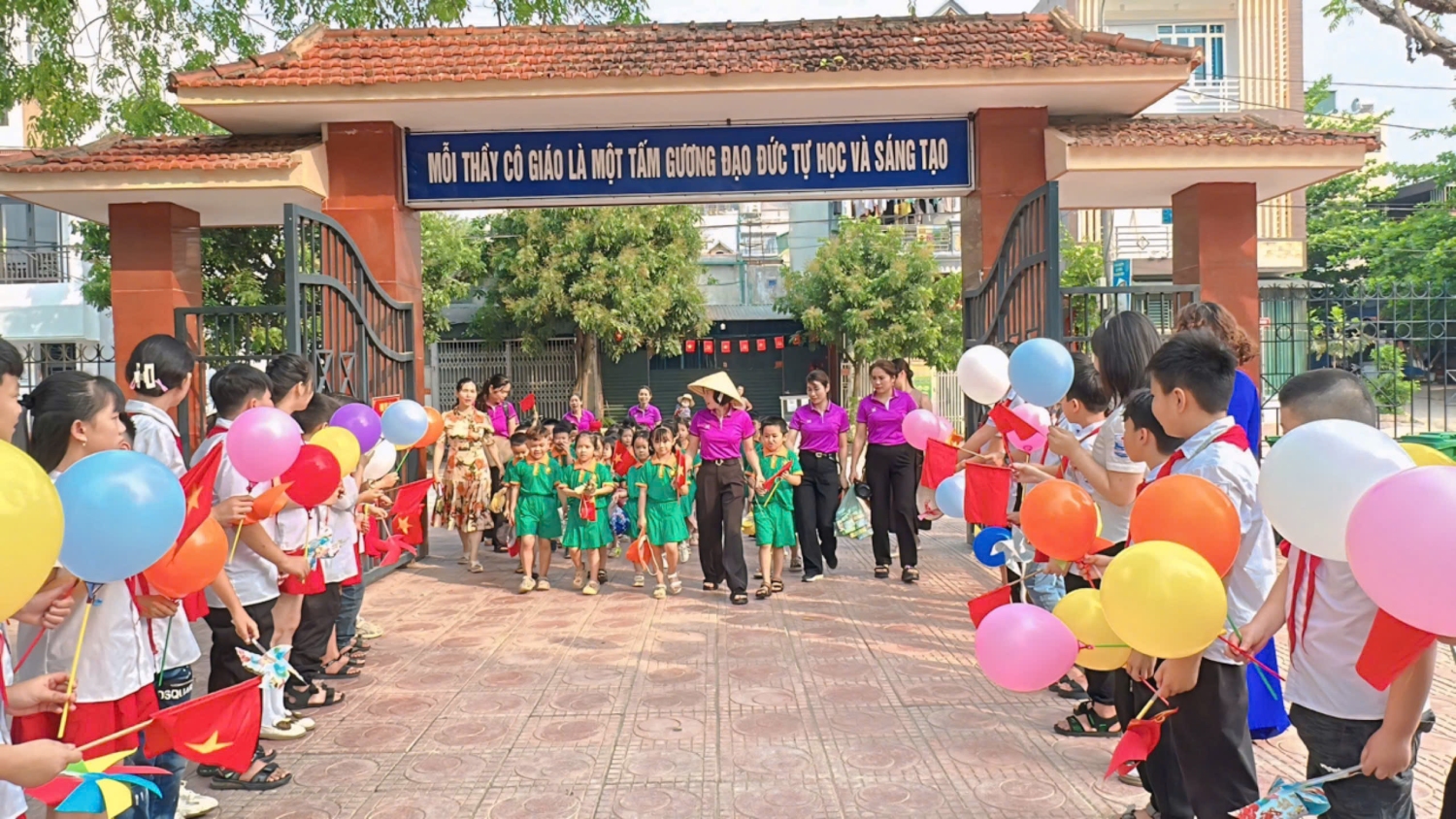 Ảnh trong bài: CÁC BÉ KHỐI MẪU GIÁO 5-6 TUỔI TRƯỜNG MẦM NON NOONG BUA THAM QUAN TRƯỜNG TIỂU HỌC