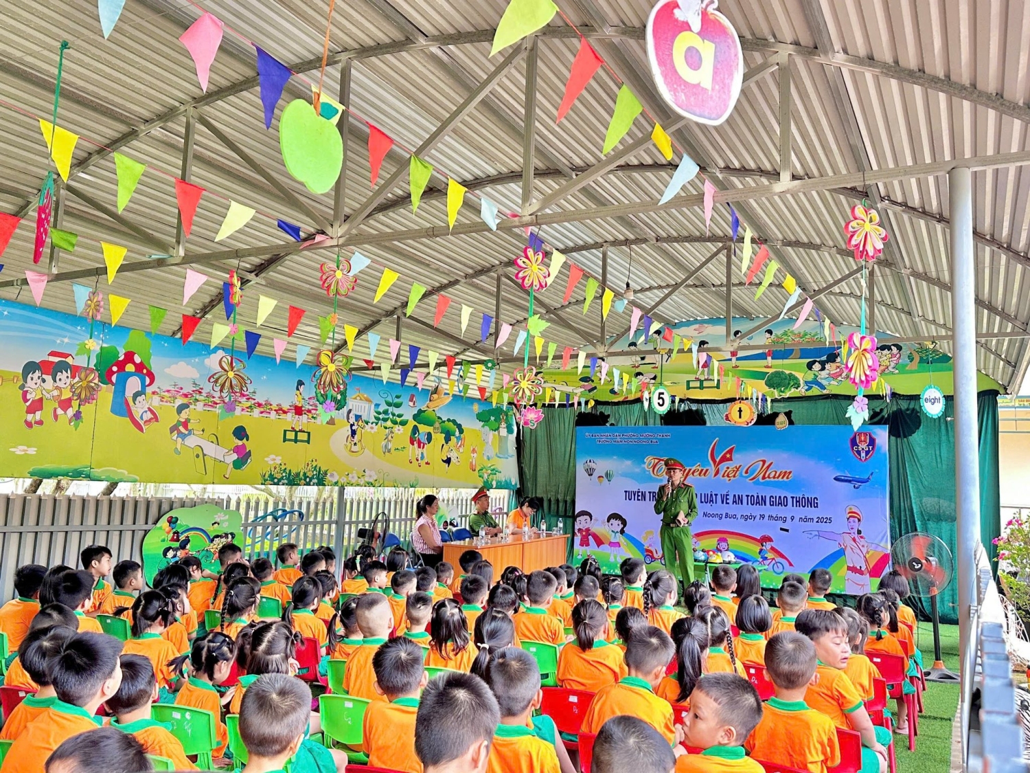 Ảnh trong bài: HOẠT ĐỘNG “TÔI YÊU VIỆT NAM- TUYÊN TRUYỀN PHÁP LUẬT VỀ AN TOÀN GIAO THÔNG TRƯỜNG MẦM NON NOONG BUA
