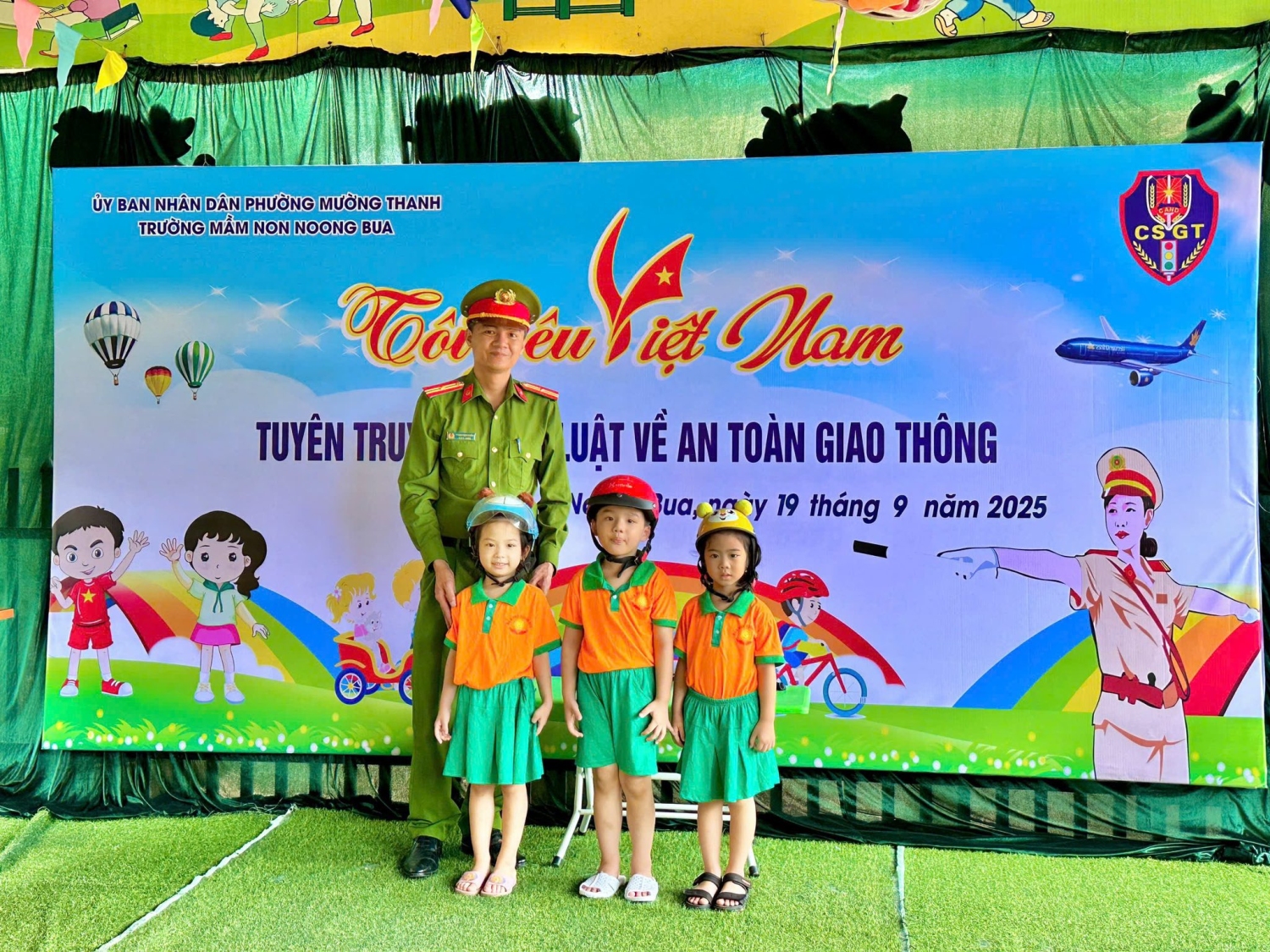 Ảnh trong bài: HOẠT ĐỘNG “TÔI YÊU VIỆT NAM- TUYÊN TRUYỀN PHÁP LUẬT VỀ AN TOÀN GIAO THÔNG TRƯỜNG MẦM NON NOONG BUA