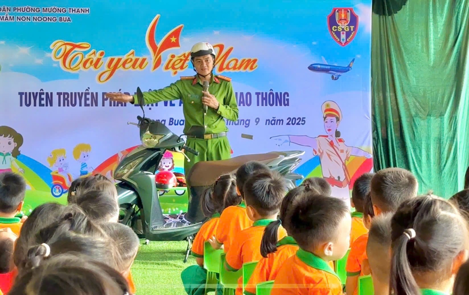 Ảnh trong bài: HOẠT ĐỘNG “TÔI YÊU VIỆT NAM- TUYÊN TRUYỀN PHÁP LUẬT VỀ AN TOÀN GIAO THÔNG TRƯỜNG MẦM NON NOONG BUA