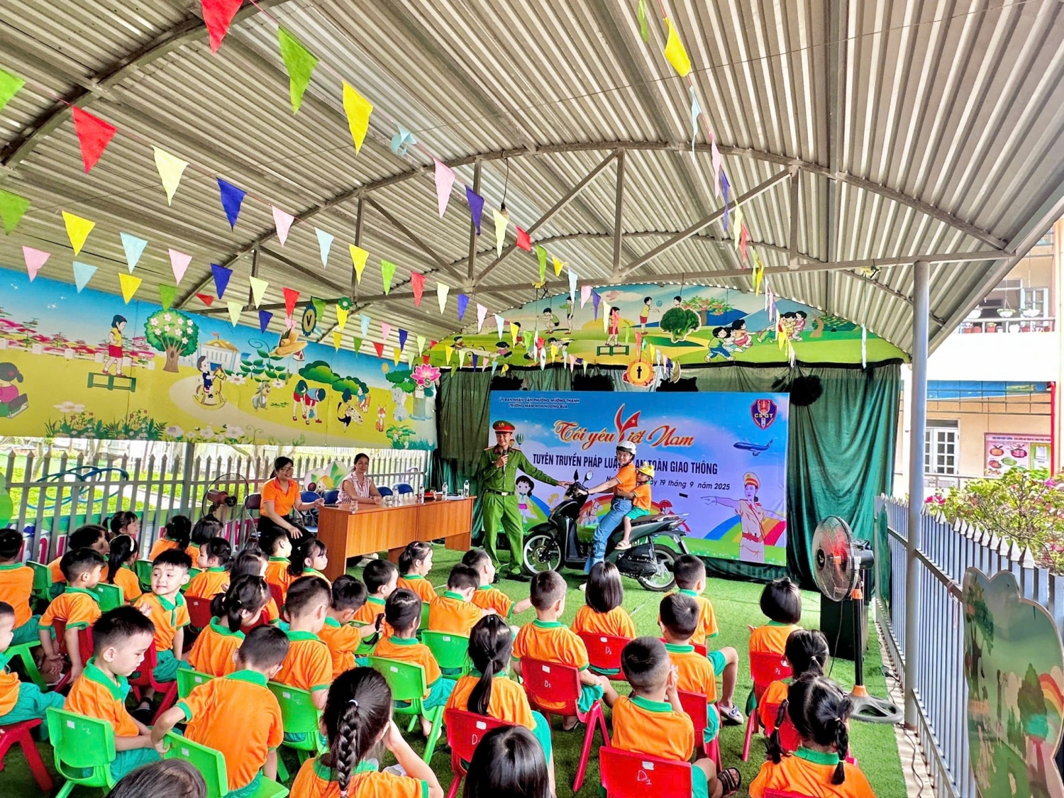 Ảnh trong bài: HOẠT ĐỘNG “TÔI YÊU VIỆT NAM- TUYÊN TRUYỀN PHÁP LUẬT VỀ AN TOÀN GIAO THÔNG TRƯỜNG MẦM NON NOONG BUA