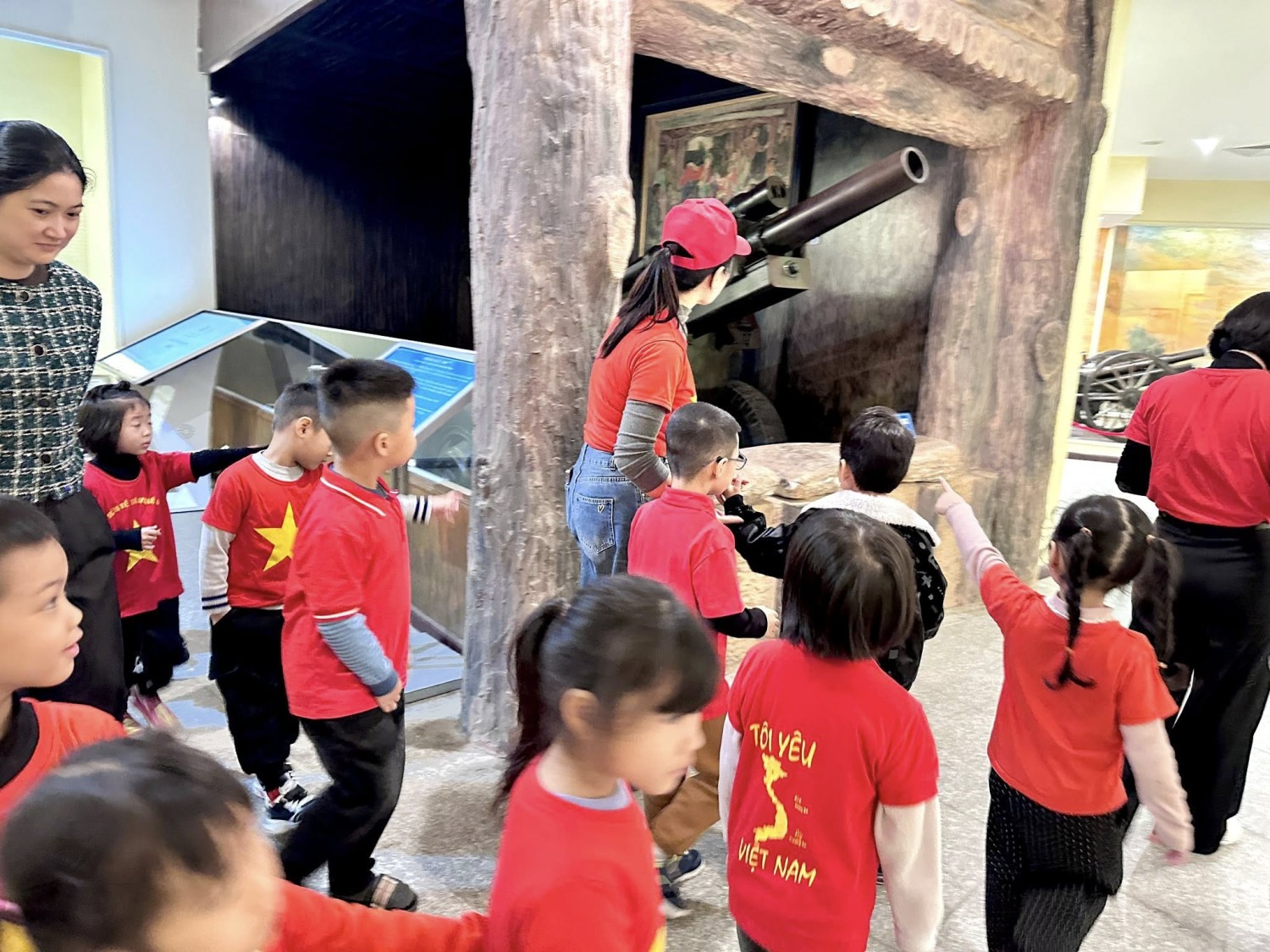 Ảnh trong bài: CÔ VÀ TRÒ TRƯỜNG MẦM NON NOONG BUA VIẾNG NGHĨA TRANG A1 VÀ THAM QUAN BẢO TÀNG CHIẾN THẮNG