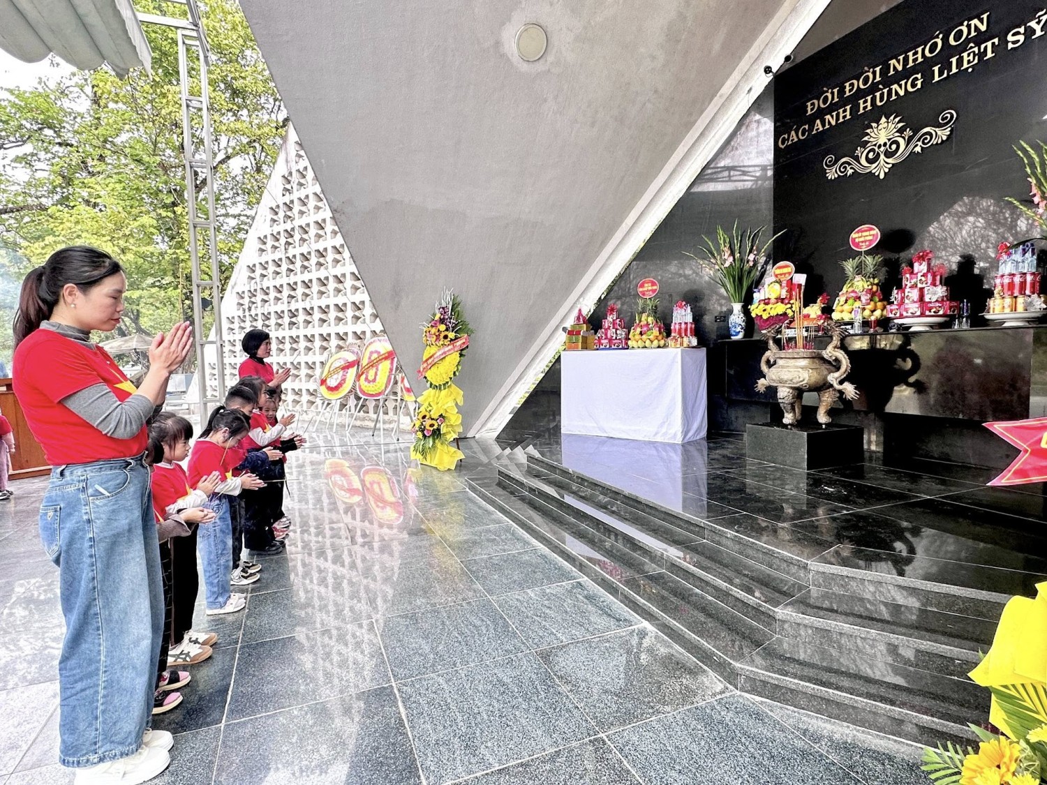 Ảnh trong bài: CÔ VÀ TRÒ TRƯỜNG MẦM NON NOONG BUA VIẾNG NGHĨA TRANG A1 VÀ THAM QUAN BẢO TÀNG CHIẾN THẮNG