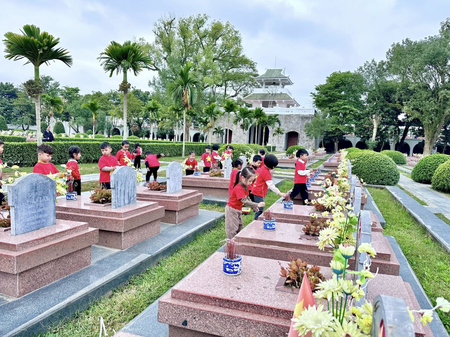 Ảnh trong bài: CÔ VÀ TRÒ TRƯỜNG MẦM NON NOONG BUA VIẾNG NGHĨA TRANG A1 VÀ THAM QUAN BẢO TÀNG CHIẾN THẮNG
