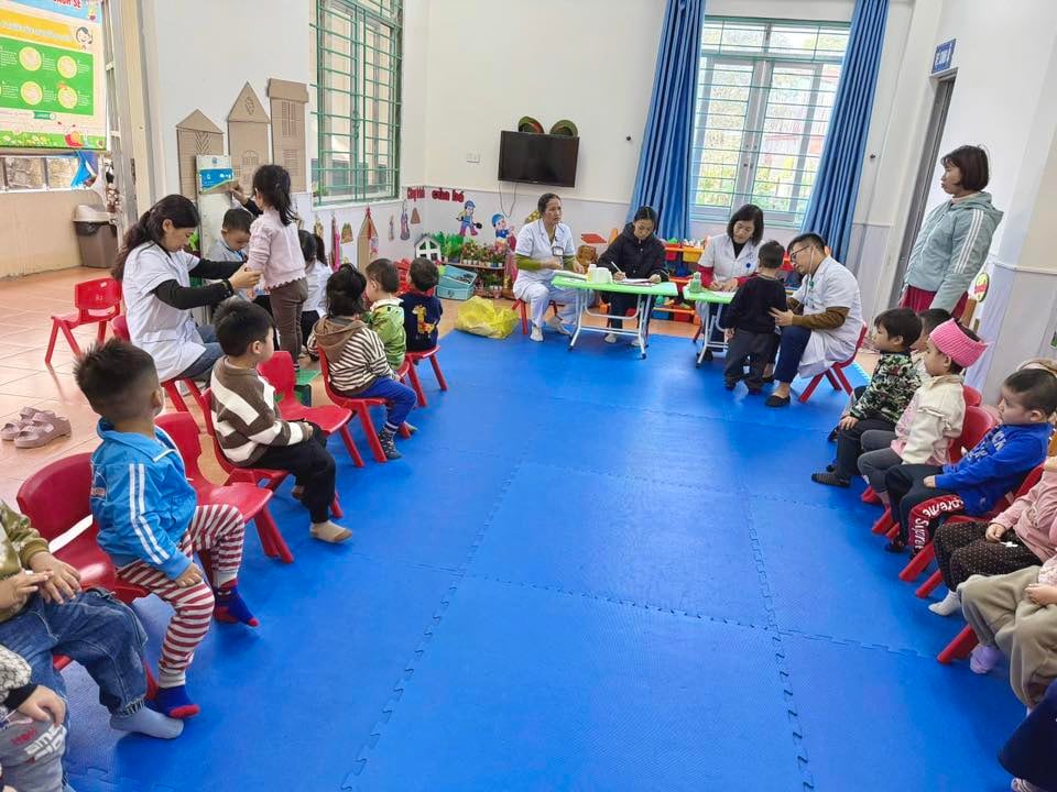 Ảnh trong bài: TRƯỜNG MẦM NON NOONG BUA PHỐI HỢP VỚI TRẠM Y TẾ PHƯỜNG MƯỜNG THANH TỔ CHỨC KHÁM SỨC KHỎE ĐỊNH KỲ CHO TRẺ