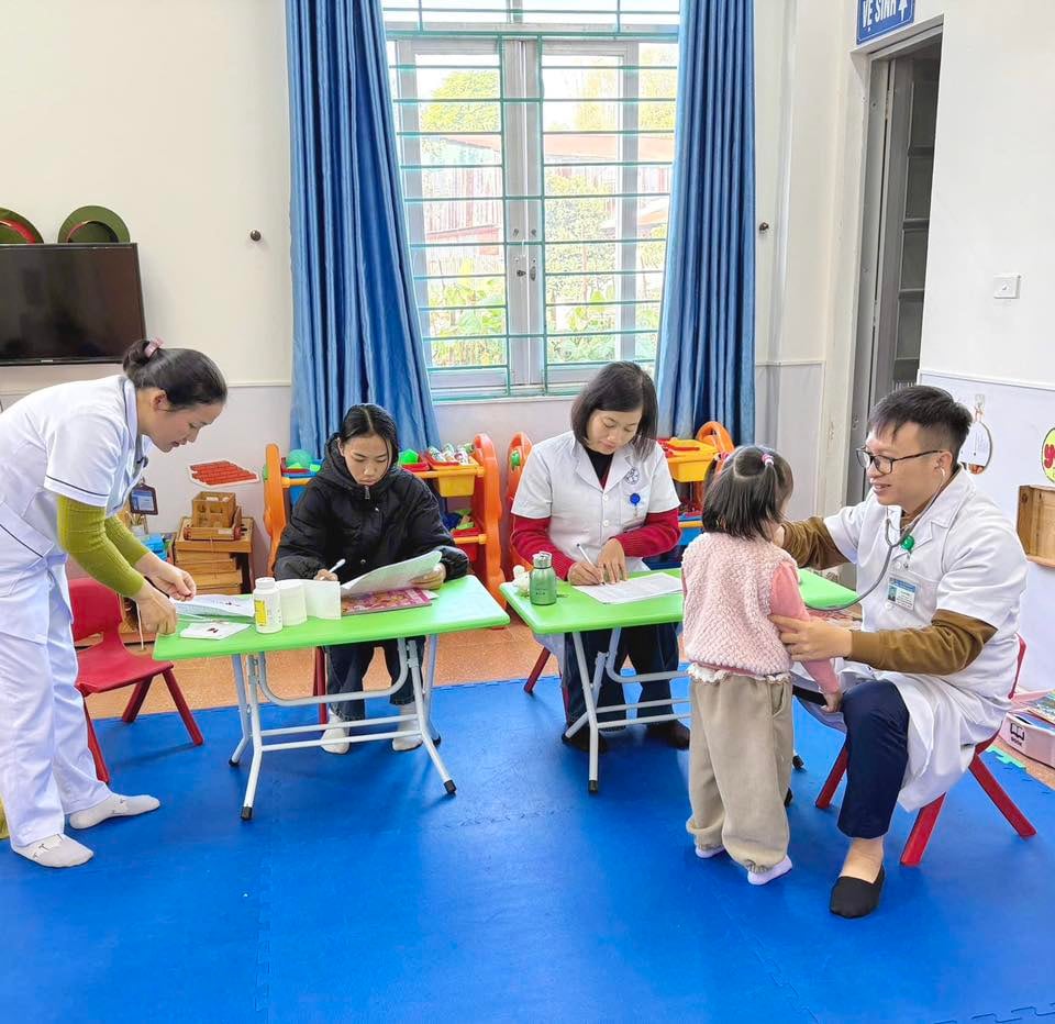 Ảnh trong bài: TRƯỜNG MẦM NON NOONG BUA PHỐI HỢP VỚI TRẠM Y TẾ PHƯỜNG MƯỜNG THANH TỔ CHỨC KHÁM SỨC KHỎE ĐỊNH KỲ CHO TRẺ