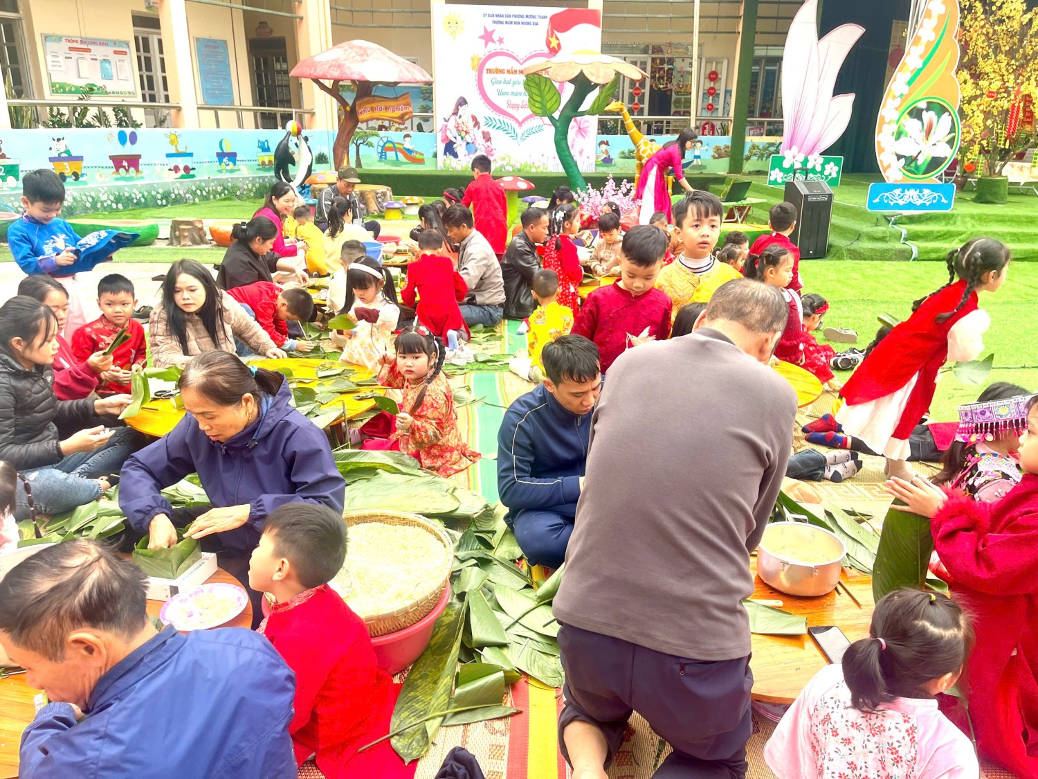 Ảnh trong bài: RỘN RÀNG HOẠT ĐỘNG TRẢI NGHIỆM "GÓI BÁNH CHƯNG, CHÀO XUÂN BÍNH NGỌ" TẠI TRƯỜNG MẦM NON NOONG BUA