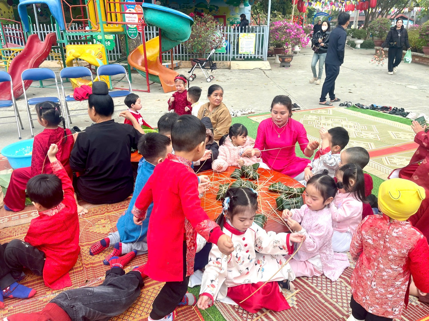 Ảnh trong bài: RỘN RÀNG HOẠT ĐỘNG TRẢI NGHIỆM "GÓI BÁNH CHƯNG, CHÀO XUÂN BÍNH NGỌ" TẠI TRƯỜNG MẦM NON NOONG BUA