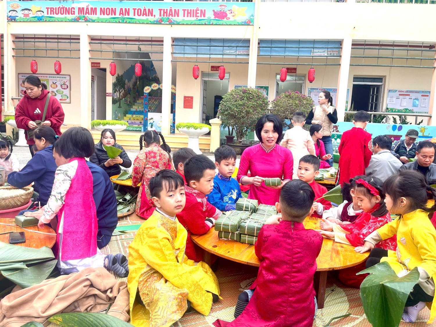 Ảnh trong bài: RỘN RÀNG HOẠT ĐỘNG TRẢI NGHIỆM "GÓI BÁNH CHƯNG, CHÀO XUÂN BÍNH NGỌ" TẠI TRƯỜNG MẦM NON NOONG BUA