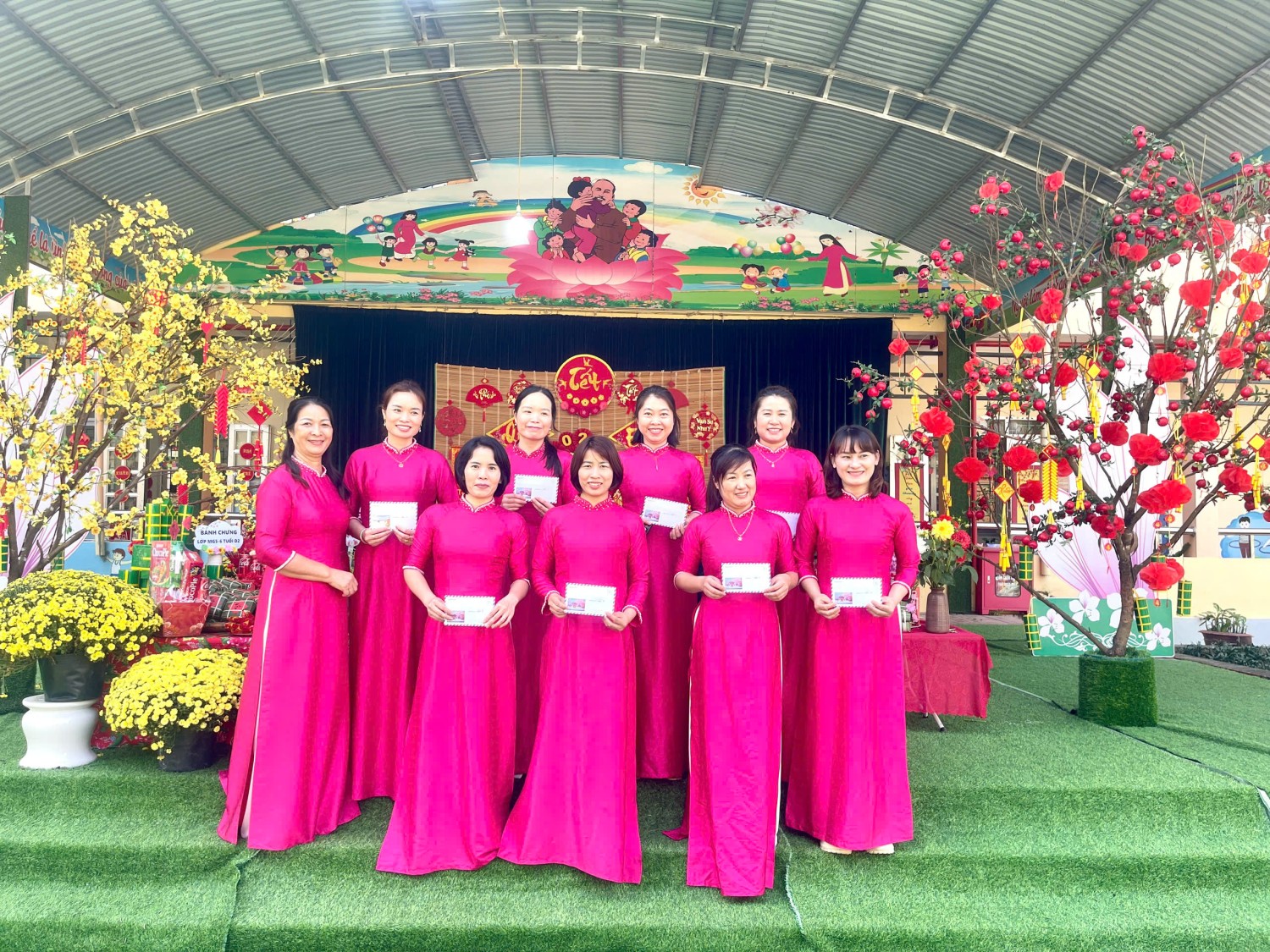 Ảnh trong bài: RỘN RÀNG HOẠT ĐỘNG TRẢI NGHIỆM "GÓI BÁNH CHƯNG, CHÀO XUÂN BÍNH NGỌ" TẠI TRƯỜNG MẦM NON NOONG BUA