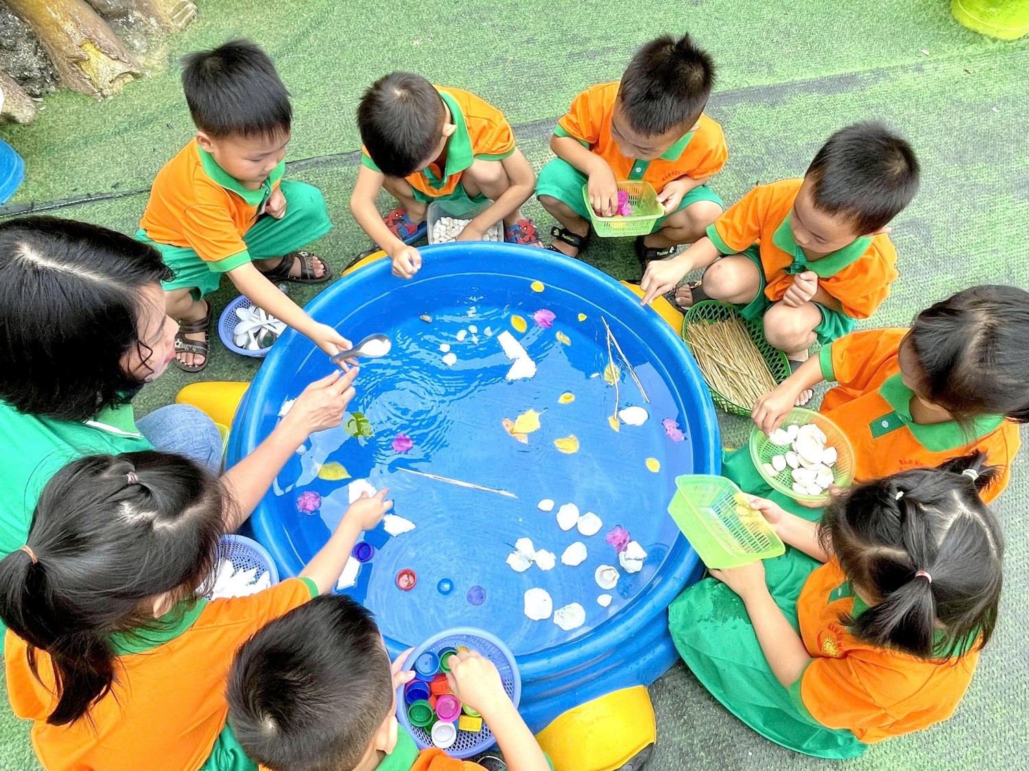 Ảnh trong bài: HOẠT ĐỘNG NGOÀI TRỜI - SÂN CHƠI BỔ ÍCH CHO TRẺ MẦM NON