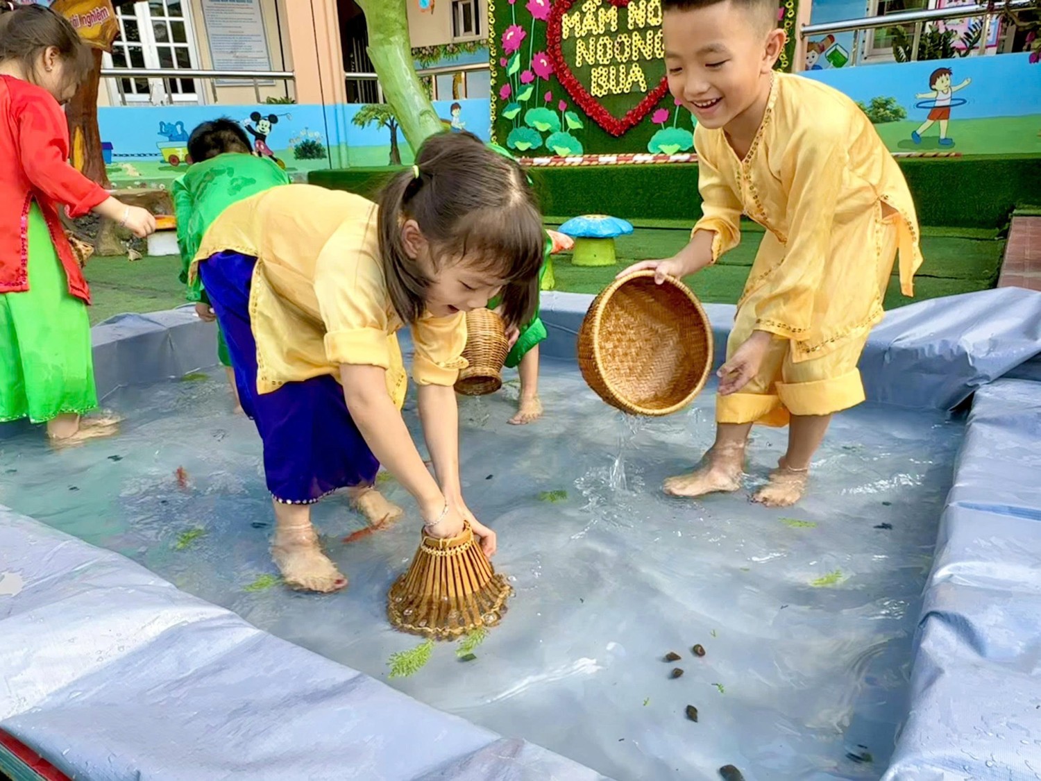 Ảnh trong bài: HOẠT ĐỘNG NGOÀI TRỜI - SÂN CHƠI BỔ ÍCH CHO TRẺ MẦM NON