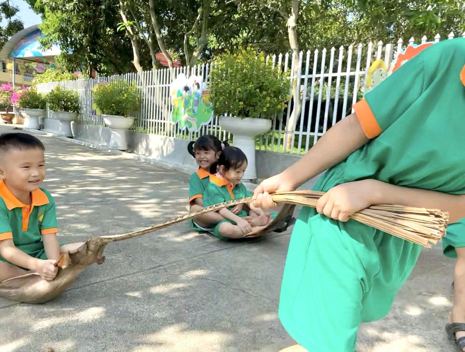 Ảnh trong bài: HOẠT ĐỘNG NGOÀI TRỜI - SÂN CHƠI BỔ ÍCH CHO TRẺ MẦM NON